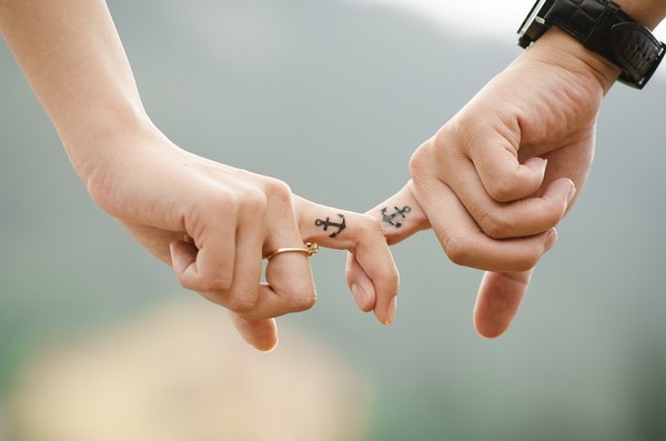 ▲牽手,曖昧,甜蜜,情侶,夫妻,刺青。（圖／取自免費圖庫Pixabay）