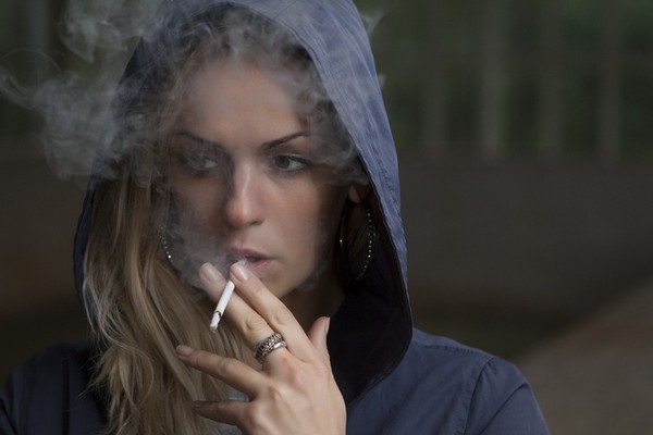 ▲抽菸,女生,憂鬱,心情差,生氣。（圖／取自免費圖庫Pixabay）