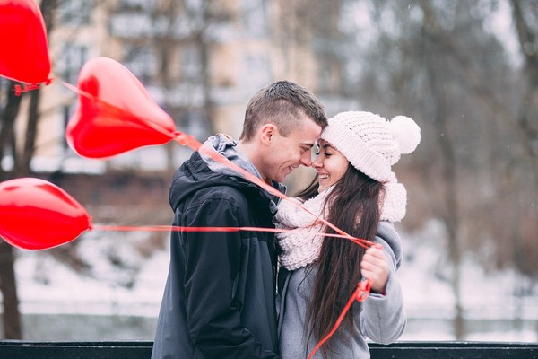 ▲戀愛,甜蜜,感情,男女,情侶,夫妻,戀人,氣球,冬天。（圖／取自免費圖庫Pixabay）