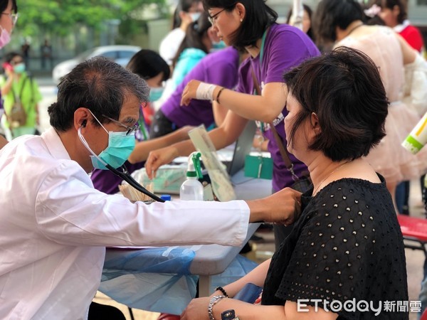▲台南市政府在遠東百貨台南成功分公司百老匯廣場舉辦「流感與肺鏈疫苗開打」宣導活動。（圖／市府提供，下同）