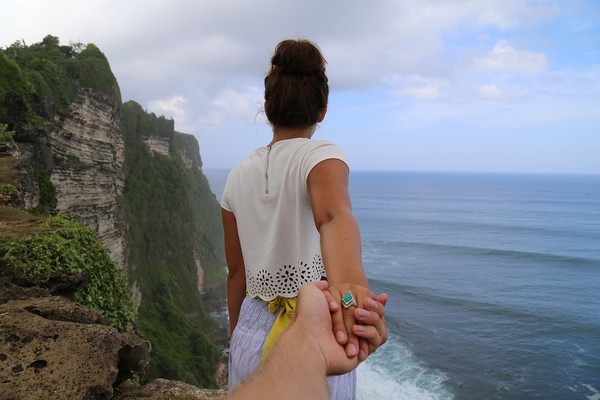 ▲牽手,情侶,甜蜜,浪漫,看海,夫妻,戀愛 。（圖／取自免費圖庫Pixabay）