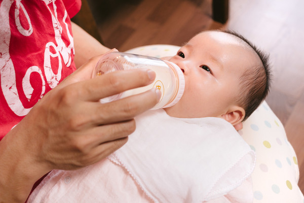 ▲▼寶寶喝奶,新生兒。（圖／pakutaso.com）