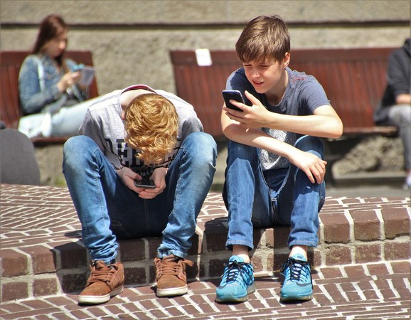 ▲小孩滑手機。（圖／取自免費圖庫Pixabay）