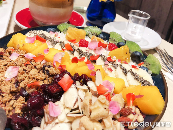 ▲▼巴西莓碗的基底有香蕉、草莓、藍莓、巴西莓、季節水果等等。（圖／記者陳建竹攝）