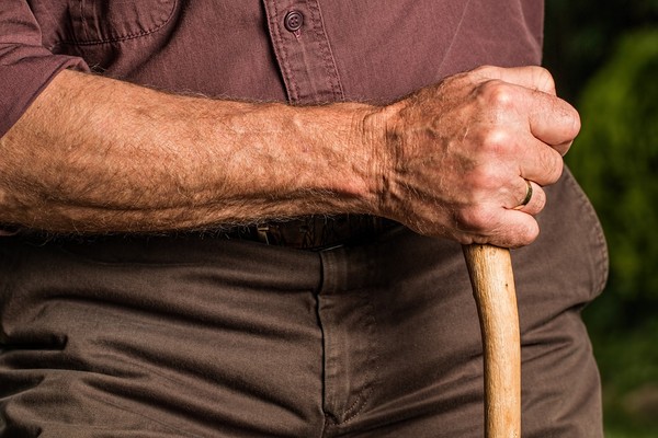 ▲▼手臂,手,老人,拐杖,手碗。（圖／翻攝自pixabay）