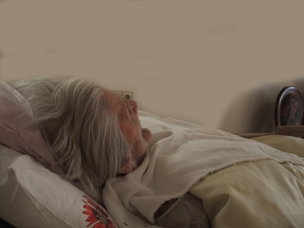 ▲老人,老人照護,安養問題,阿嬤,生病,病床。（圖／取自免費圖庫Pixabay）
