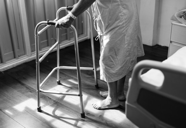▲老人,輪椅,拐杖。（圖／取自免費圖庫Pixabay）