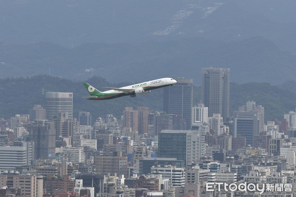 ▲▼長榮波音787客機由松山機場起飛。（圖／記者湯興漢攝）