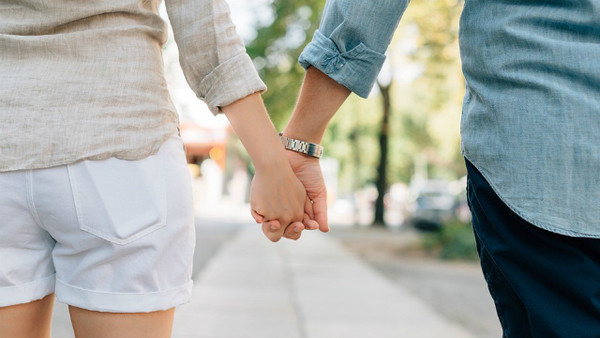 ▲情侶,牽手,夫妻,約會,愛情。（圖／取自免費圖庫Pixabay）