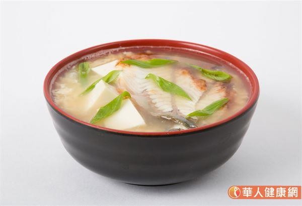 ▲▼魚湯,鱸魚湯,魚頭湯,味增魚湯。（圖／華人健康網提供）