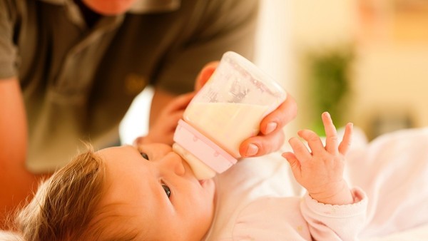 寶寶,喝奶,奶瓶,牛奶,嬰兒。（圖／達志／示意圖）