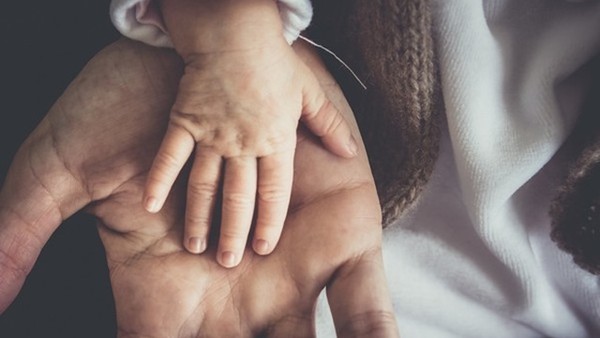 ▲爸爸,父親,媽媽,母親,小孩,嬰兒,牽手,。（圖／取自免費圖庫Pixabay）
