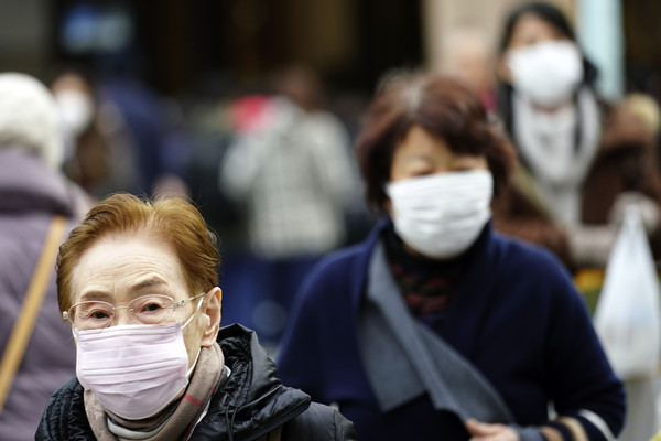 ▲▼日本出現武漢不明肺炎病例，民眾戴口罩預防。（圖／達志影像／美聯社）