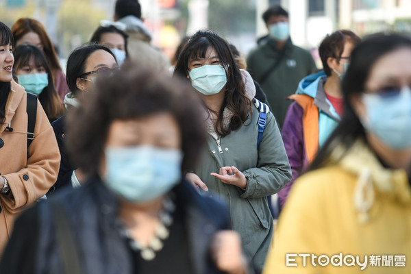 ▲武漢肺炎日趨嚴重，台北市民於寒流來襲戴口罩防範。（圖／記者林敬旻攝）
