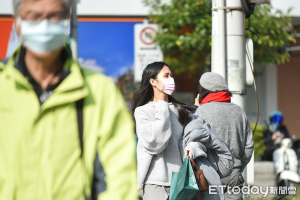 ▲武漢肺炎日趨嚴重，台北市民戴口罩防範。（示意圖／記者林敬旻攝）