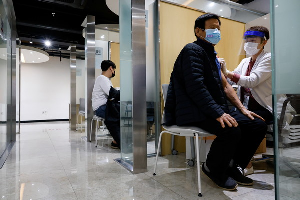▲▼南韓近日接種流感疫苗後死亡案例暴增，近9成是高齡人士。（圖／路透社）