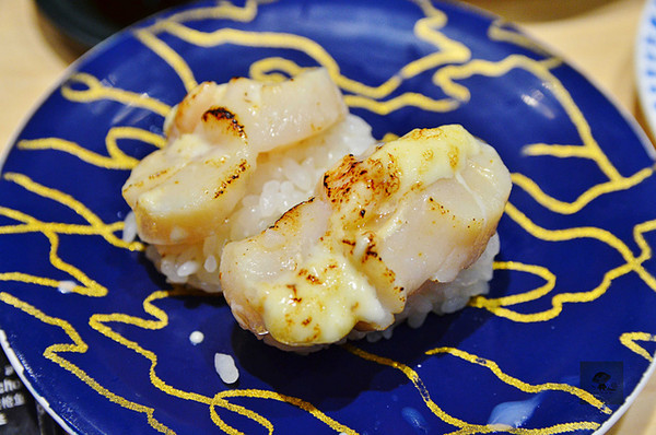 那蛋黄酱跟帆立贝的味道没很搭,单点干贝握寿司比较好吃也较便宜